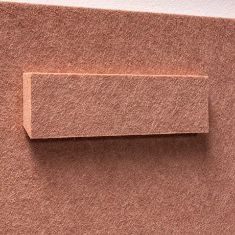 Mounting system of FeltArt 'Naturale' in the color terra bloom.